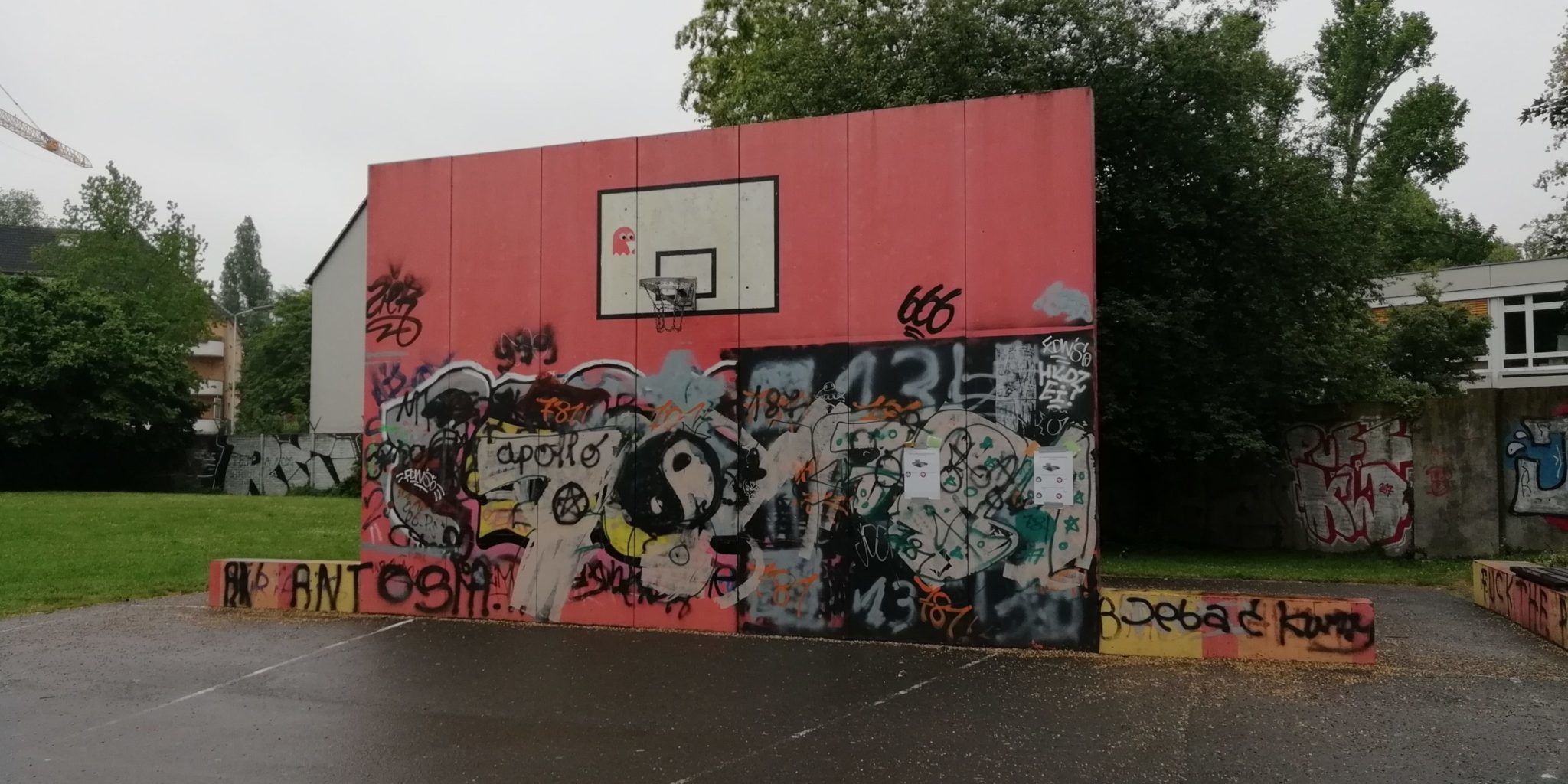 Basketballfeld Sonnenpark Basketballfeld mit vielen Graffitis an der Wand vom Korb