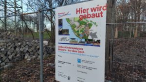 Schild "Hier wird gebaut" - Bauzeit geht bis Frühjahr 2021