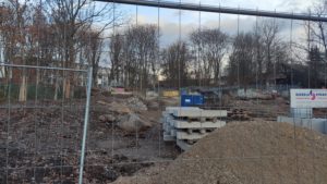 Blick durch Bauzaun auf Baustelle