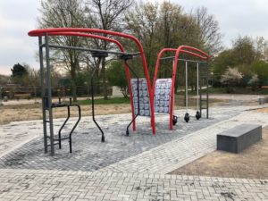 Einzelnes Gerät auf Pflastersteinen