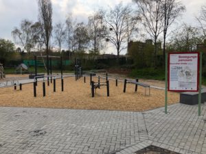 Verschiedene Trainigsgeräte des neuen Bewegungsparcous