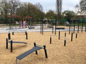 verschiedene Fitnessgeräte auf weichem Untergrund