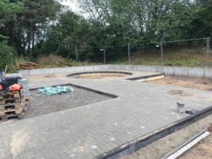 Baustelle mit gepflasteter Fläche mit erkennbaren Aussparungen