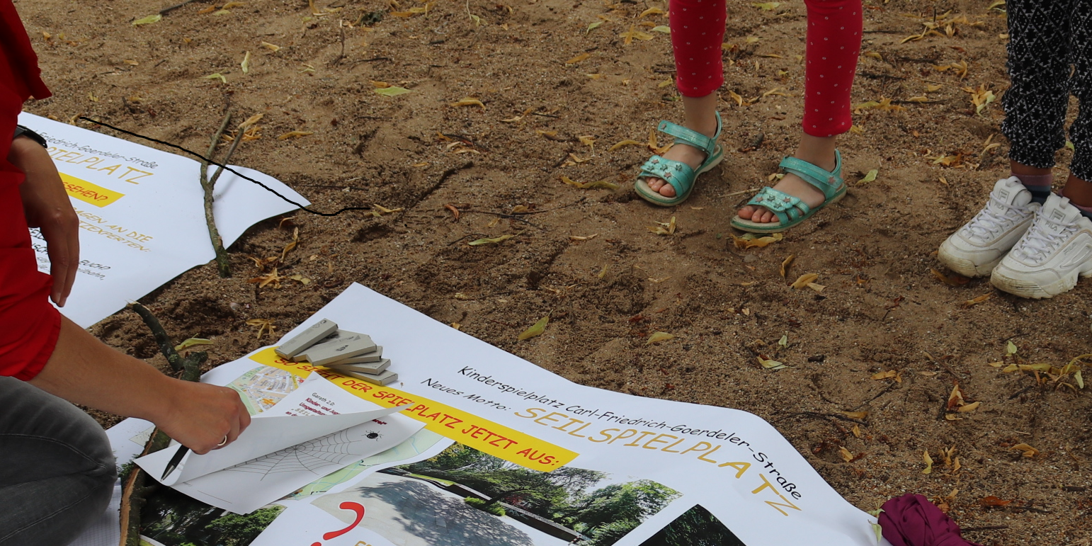 Plakat mit Vorschlägen für Neugestaltung liegt im Sand