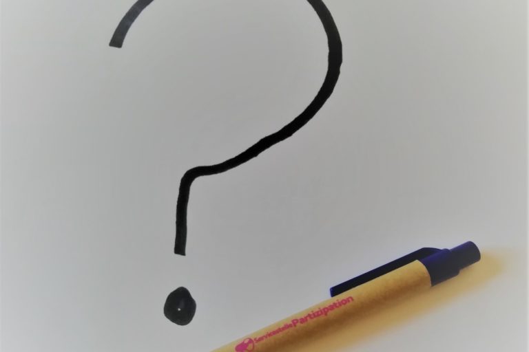 Fragezeichen und Kugelschreiber