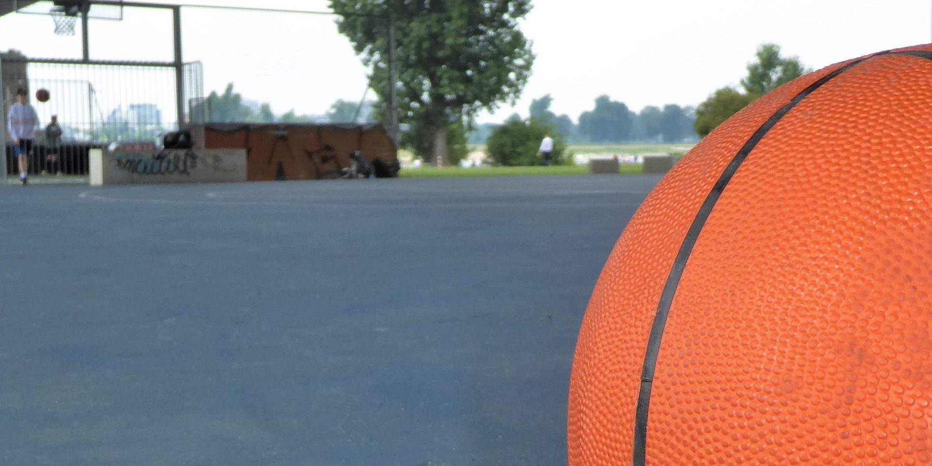 Basketball vor Sportfläche