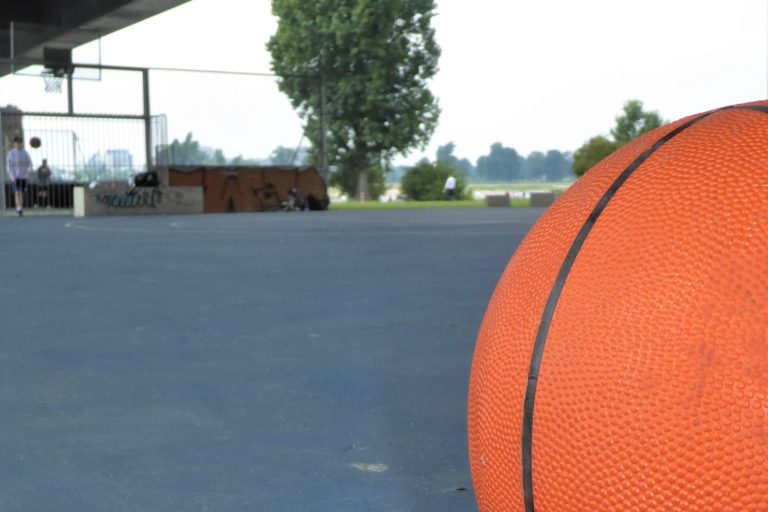 Basketball vor Sportfläche