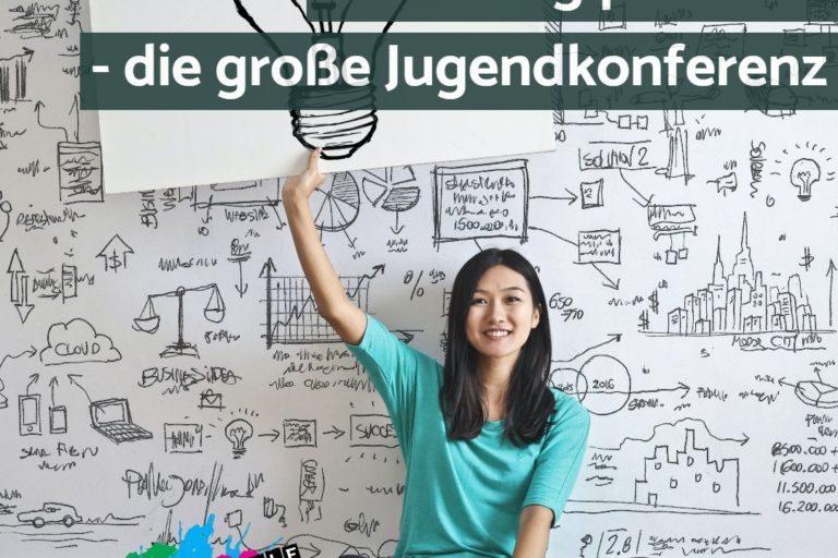 Frau sitzt im Schneidersitz vor vollgekritzelter Wand und hält schild mit einer gemalten Glühbrine hoch. Bildauschrift Ideenworkshop am 10.5.2021 zum Zukunftsgipfel 2021 - die große Jugendkonferenz