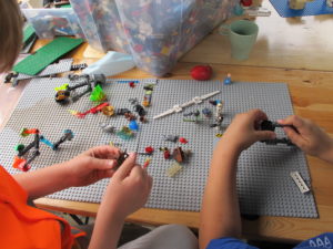 Kinder bauen mit Lego