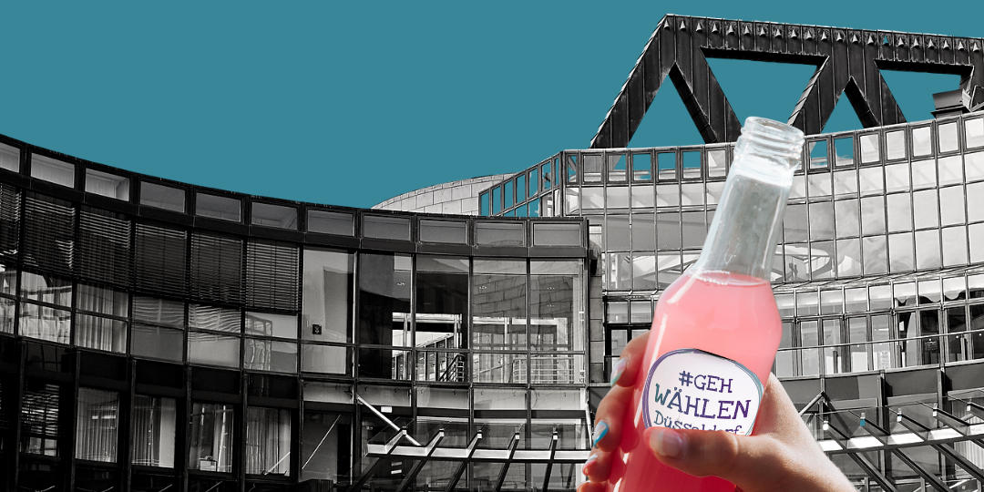 Dekoratives Bild mit der Überschrift "Limo & Landespolitk": Vor dem schwarz-weißen NRW-Landtagsgebäude hält eine Hand eine Limoflasche in den Bildausschnitt. Auf der Limo klebt ein Sticker mit der Aufschrift: Geh Wählen Düsseldorf.