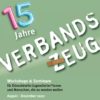 Cover des Fortbildungsprogramms zum 15-jährigen Jubiläum des Verbandszeugs. In der linken oberen Ecke sind zwei Luftballons mit den Zahlen 1 und 5. darunter steht Jahre. In der Mitte steht quer vom linken Rand nach rechts oben der Schriftzug Verbandszeug.. Unten Links in der Ecke steht der Text: Workshops & Seminare für Düsseldorfer Jugendleiter*innen und Menschen, die es werden wollen August – Dezember 2022