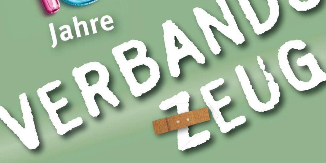 Verbandszeug-Post_2_22 Cover des Fortbildungsprogramms zum 15-jährigen Jubiläum des Verbandszeugs. In der linken oberen Ecke sind zwei Luftballons mit den Zahlen 1 und 5. darunter steht Jahre. In der Mitte steht quer vom linken Rand nach rechts oben der Schriftzug Verbandszeug.. Unten Links in der Ecke steht der Text: Workshops & Seminare für Düsseldorfer Jugendleiter*innen und Menschen, die es werden wollen August – Dezember 2022