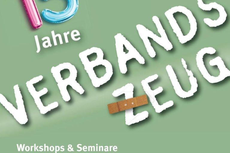 Cover des Fortbildungsprogramms zum 15-jährigen Jubiläum des Verbandszeugs. In der linken oberen Ecke sind zwei Luftballons mit den Zahlen 1 und 5. darunter steht Jahre. In der Mitte steht quer vom linken Rand nach rechts oben der Schriftzug Verbandszeug.. Unten Links in der Ecke steht der Text: Workshops & Seminare für Düsseldorfer Jugendleiter*innen und Menschen, die es werden wollen August – Dezember 2022