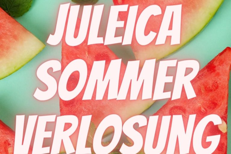 Im Hintergrund sind dreieckige Wassermelonenstücke zu sehen. Im Vordergrund steht groß die Schrift Juleica Sommer Verlosung. In der linken oberen Ecke ist das Logo Düsseljuleica zu sehen