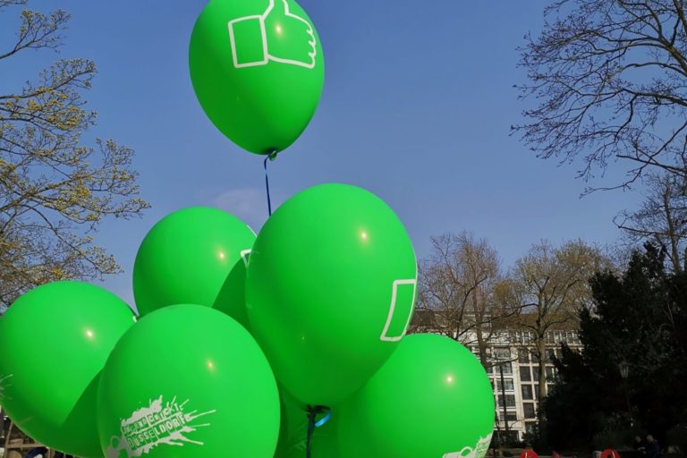 Grüne Luftballons mit Daumen hoch am Spielplatz Inselstraße im Hofgarten