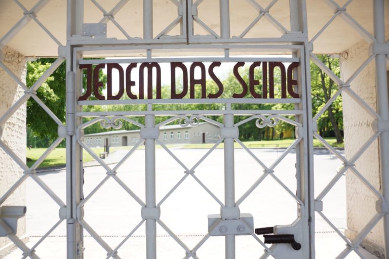 Lagertor des ehemaligen Konzentrationslagers Buchenwald mit der Inschrift: Jedem das Seine