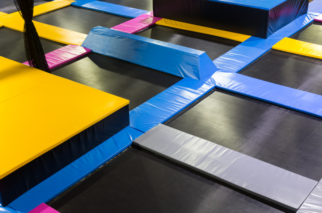 Das Bild zeigt rechteckige Trampolins direkt aneinander gereiht.