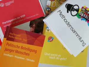 Verschiedenen Bücher und Ordner zum Thema Partizipation.