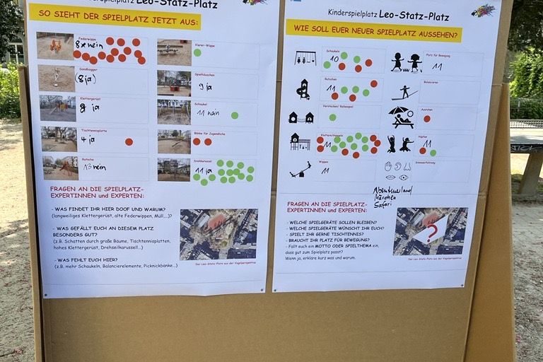 Plakate mit Wünschen und Verbesserungen für den Spielplatz Leo-Statz-Platz in Unterbilk.