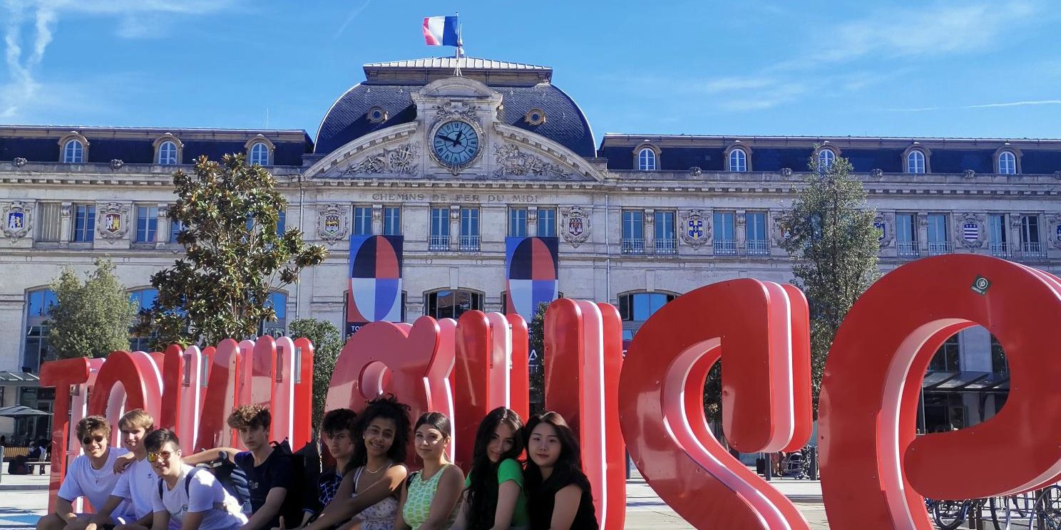 MicrosoftTeams-image (31) Gruppe Jugendlicher vor Schriftzug Toulouse