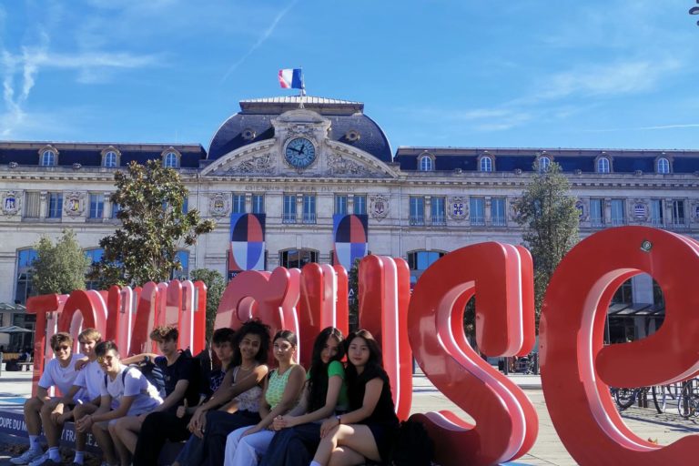 Gruppe Jugendlicher vor Schriftzug Toulouse