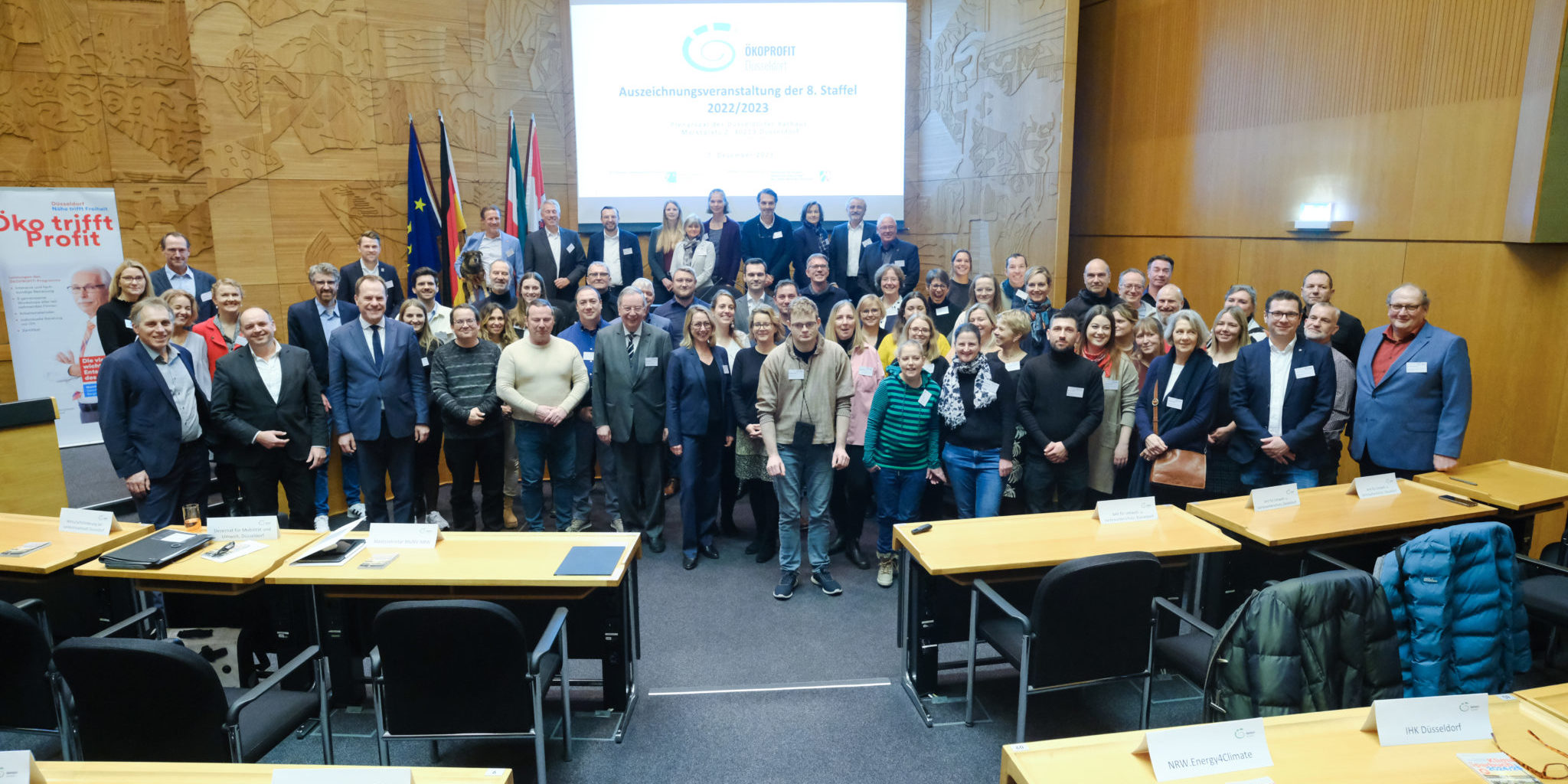 Gruppenfoto von ca. 50 Personen im Plenarsaal des Rathaus Düsseldorf