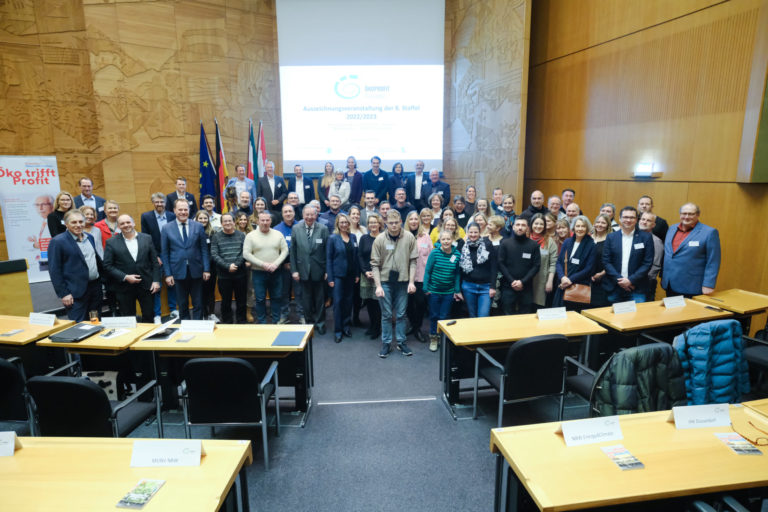 Gruppenfoto von ca. 50 Personen im Plenarsaal des Rathaus Düsseldorf
