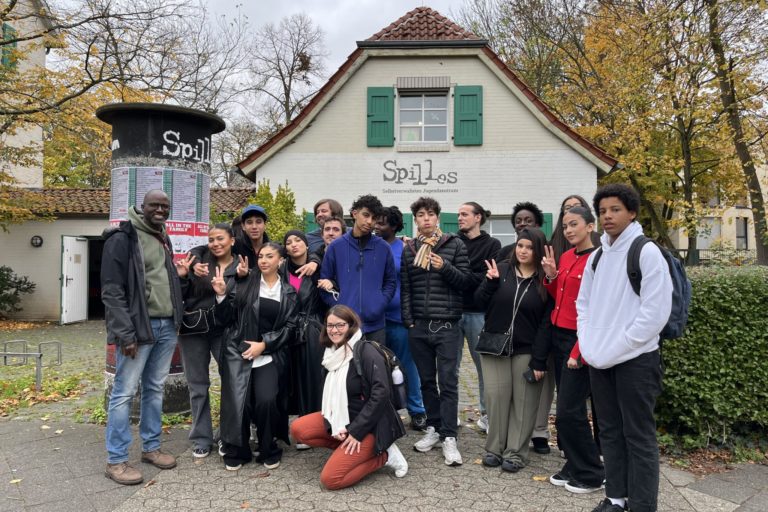 Gruppenbild der Gruppe aus Toulouse vor dem Haus Spilles