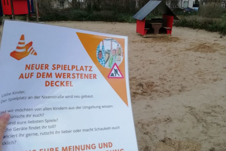 bild des Flyers mit infos zur Beteiligung im Februar 2024. Im Hintergrund sieht man die in die Jahre gekommen Spielhäuschen auf dem Spielplatz.