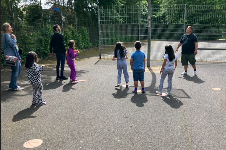 Kinder spielen Basketball auf der alten Fläche bei der Beteiligung