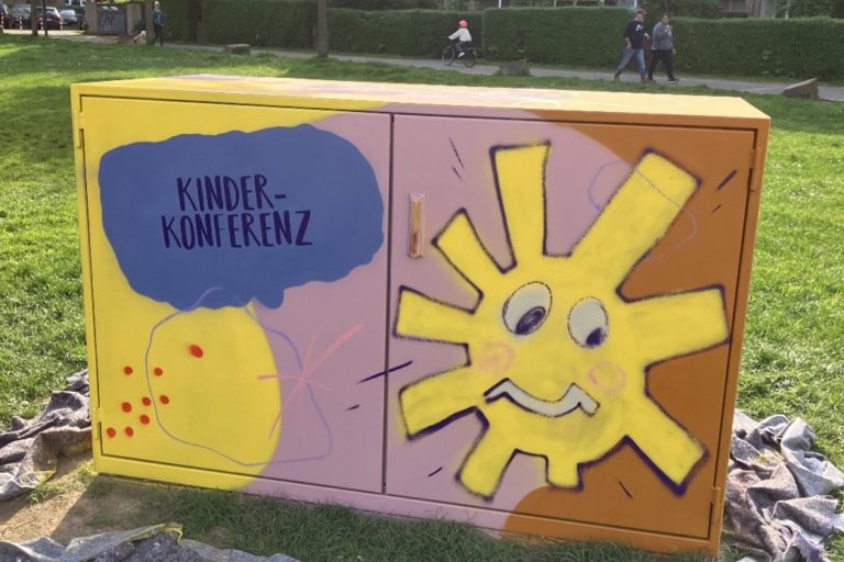 Bunt bemalter Container