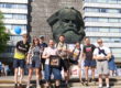 Gruppenbild vor dem Karl-Marx Kopf in Chemnitz