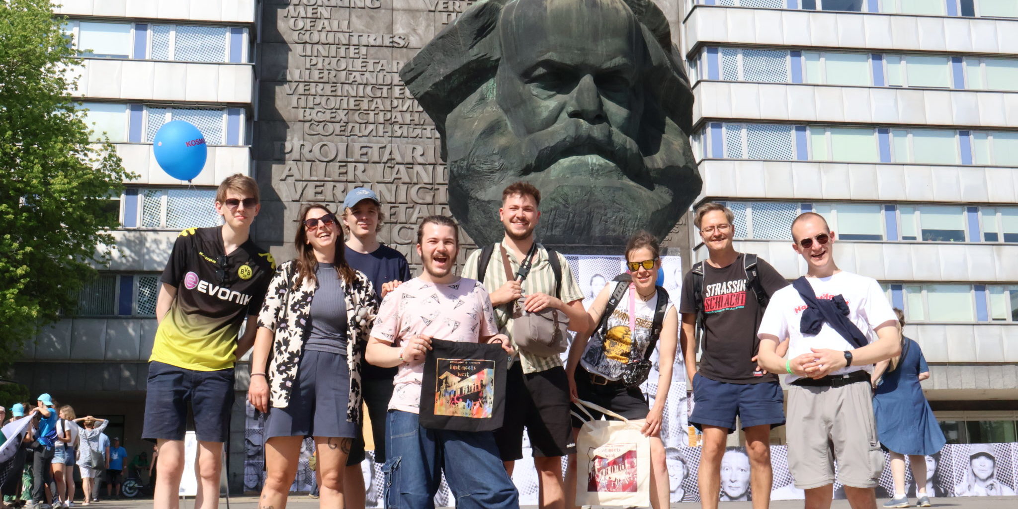 Gruppenbild vor dem Karl-Marx Kopf in Chemnitz