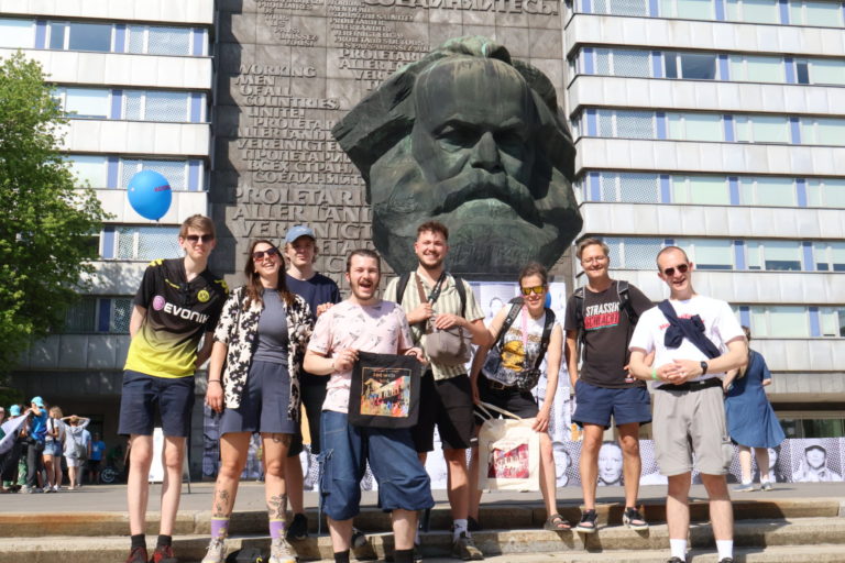 Gruppenbild vor dem Karl-Marx Kopf in Chemnitz